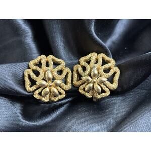 Vintage Crown Trifari Clip Earrings Textured Star Brutalist Style Gold Tone 3/4"